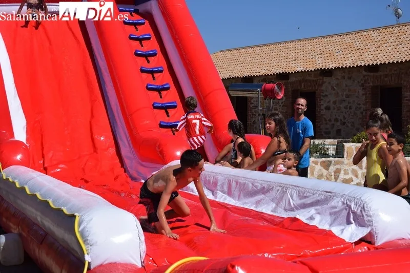 Foto 8 - Hinchables y juegos acu&aacute;ticos para combatir el calor en plenas fiestas de Galinduste