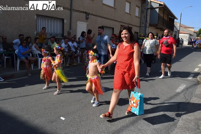 Foto 10 - Concurrido y colorido desfile de pe&ntilde;as con autos locos incluidos en Galinduste
