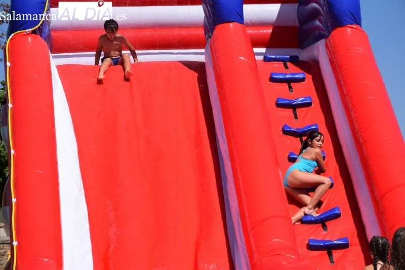 Foto 6 - Hinchables y juegos acu&aacute;ticos para combatir el calor en plenas fiestas de Galinduste