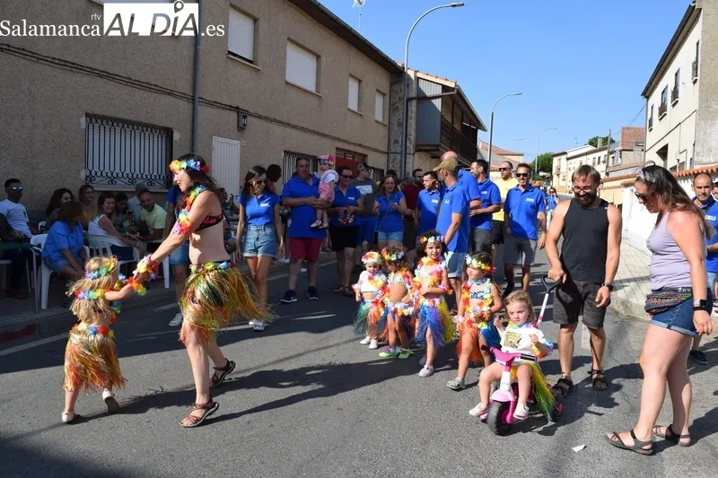 Foto 9 - Concurrido y colorido desfile de pe&ntilde;as con autos locos incluidos en Galinduste