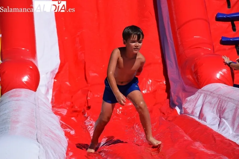 Foto 5 - Hinchables y juegos acu&aacute;ticos para combatir el calor en plenas fiestas de Galinduste