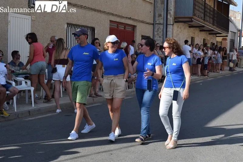 Foto 8 - Concurrido y colorido desfile de pe&ntilde;as con autos locos incluidos en Galinduste