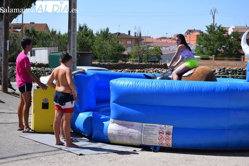 Foto 4 - Hinchables y juegos acu&aacute;ticos para combatir el calor en plenas fiestas de Galinduste