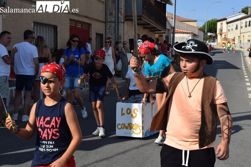 Foto 7 - Concurrido y colorido desfile de pe&ntilde;as con autos locos incluidos en Galinduste