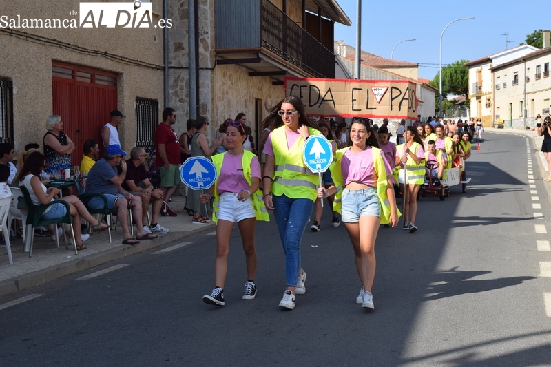 Foto 6 - Concurrido y colorido desfile de peñas con autos locos incluidos en Galinduste