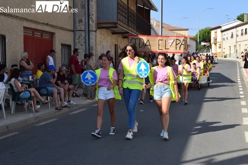 Foto 6 - Concurrido y colorido desfile de pe&ntilde;as con autos locos incluidos en Galinduste