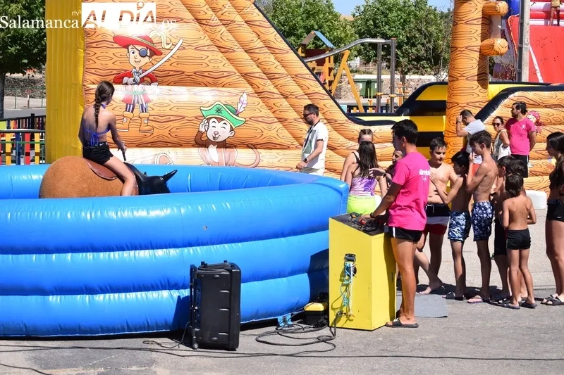Foto 2 - Hinchables y juegos acu&aacute;ticos para combatir el calor en plenas fiestas de Galinduste