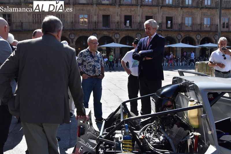 El piloto Gonzalo Campo junto al vehículo en la Plaza Mayor de Salamanca | Fotos: Vanesa Martins