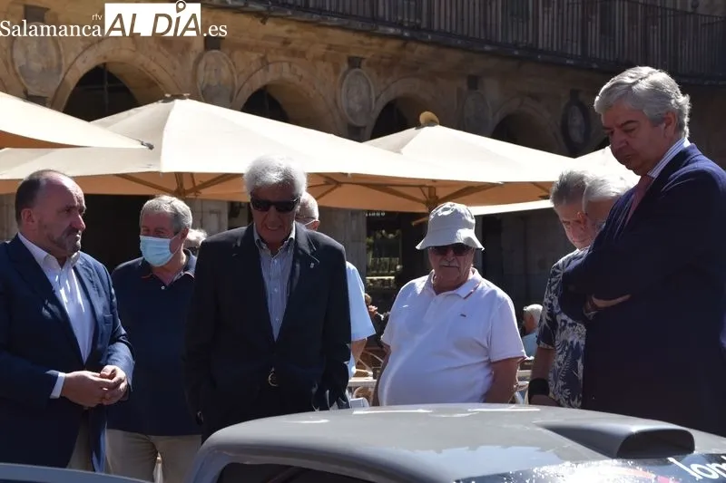 El piloto Gonzalo Campo junto al vehículo en la Plaza Mayor de Salamanca | Fotos: Vanesa Martins