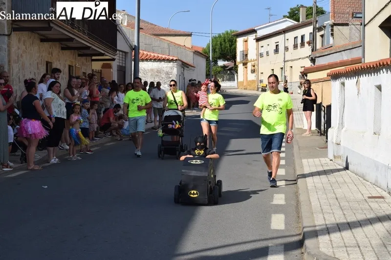 Foto 4 - Concurrido y colorido desfile de pe&ntilde;as con autos locos incluidos en Galinduste