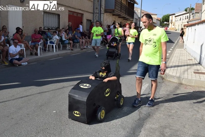 Foto 3 - Concurrido y colorido desfile de pe&ntilde;as con autos locos incluidos en Galinduste