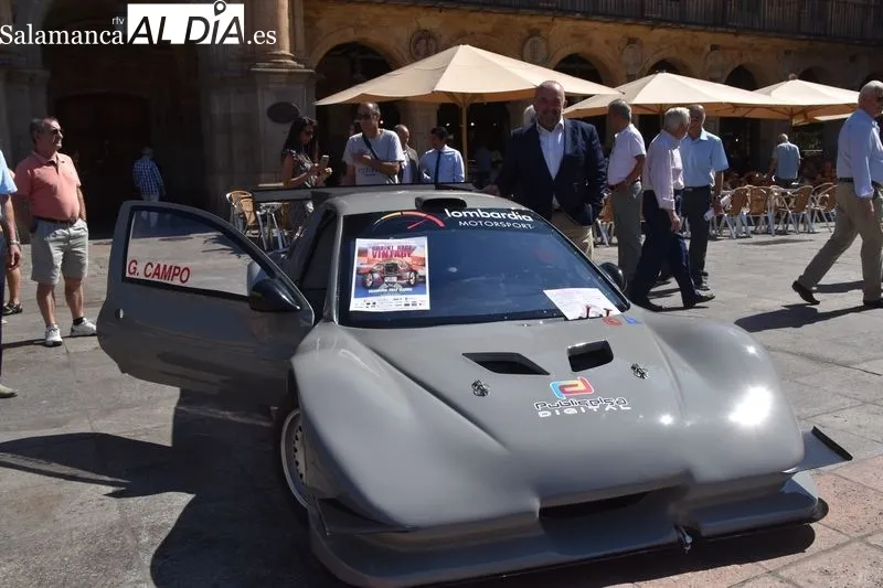El piloto Gonzalo Campo junto al vehículo en la Plaza Mayor de Salamanca | Fotos: Vanesa Martins