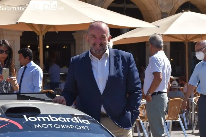 El piloto Gonzalo Campo junto al vehículo en la Plaza Mayor de Salamanca | Fotos: Vanesa Martins