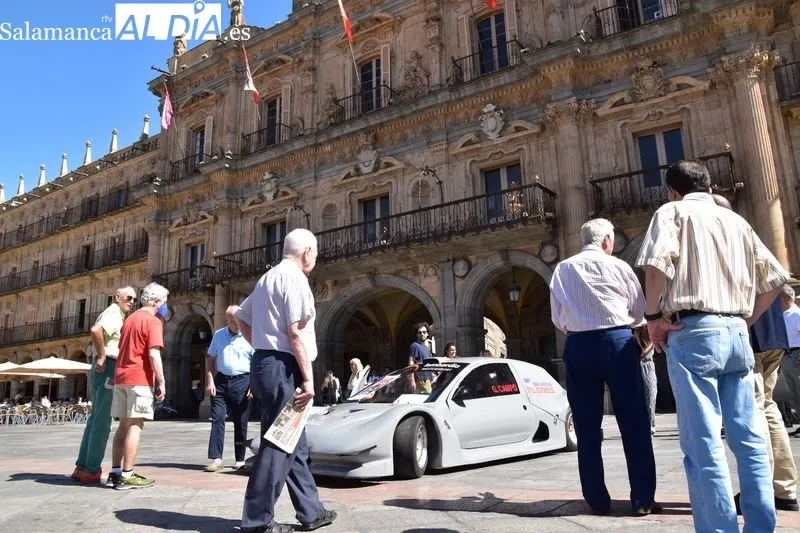 El piloto Gonzalo Campo junto al vehículo en la Plaza Mayor de Salamanca | Fotos: Vanesa Martins