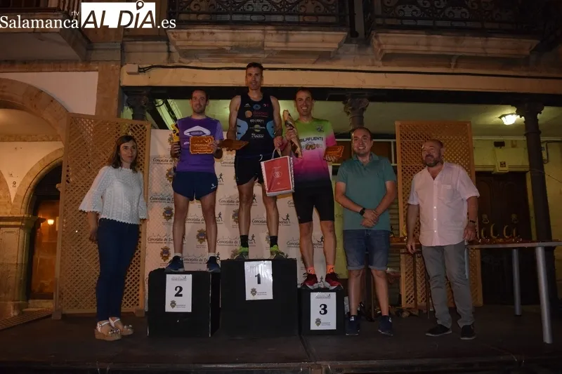 Foto 10 - Javier Mart&iacute;n y Alexandra Mart&iacute;n se llevan con autoridad la Carrera Nocturna de Alba de Tormes