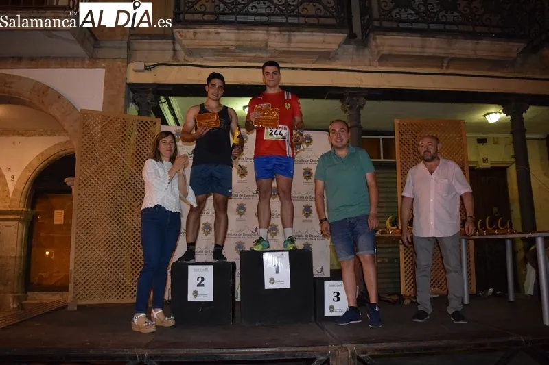 Foto 7 - Javier Mart&iacute;n y Alexandra Mart&iacute;n se llevan con autoridad la Carrera Nocturna de Alba de Tormes