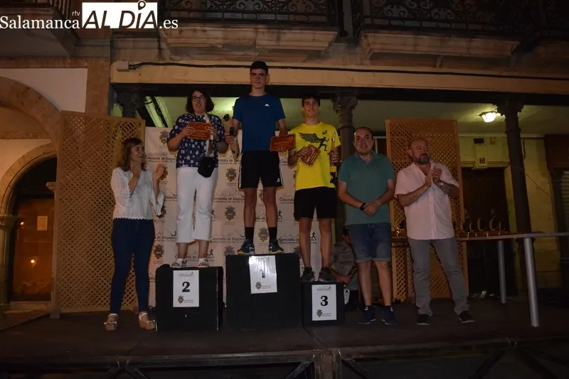 Foto 6 - Javier Mart&iacute;n y Alexandra Mart&iacute;n se llevan con autoridad la Carrera Nocturna de Alba de Tormes