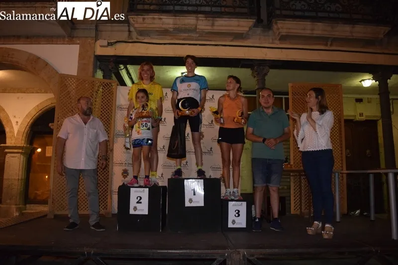 Foto 3 - Javier Mart&iacute;n y Alexandra Mart&iacute;n se llevan con autoridad la Carrera Nocturna de Alba de Tormes