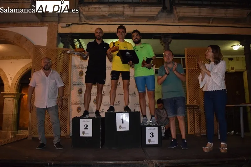 Foto 2 - Javier Mart&iacute;n y Alexandra Mart&iacute;n se llevan con autoridad la Carrera Nocturna de Alba de Tormes