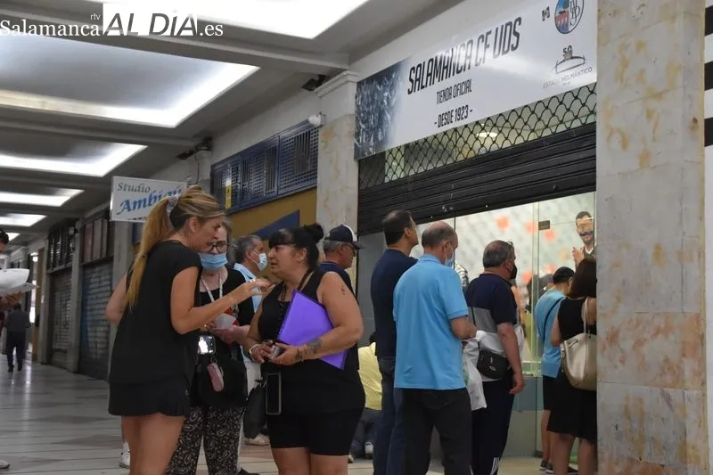 Socios del Salamanca en la tienda oficial