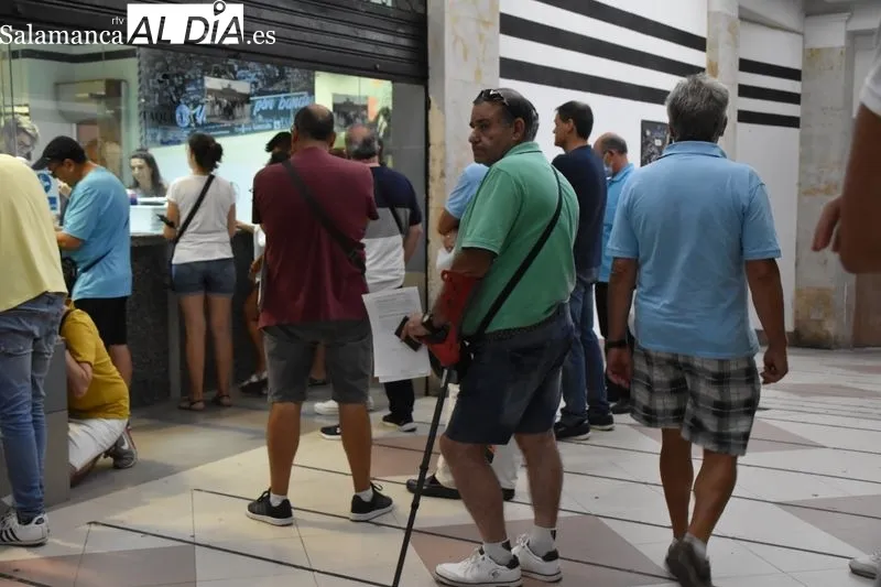 Socios del Salamanca en la tienda oficial