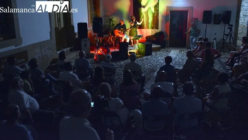 El dúo Mundi y Anache interpretó conocidos temas de música en español