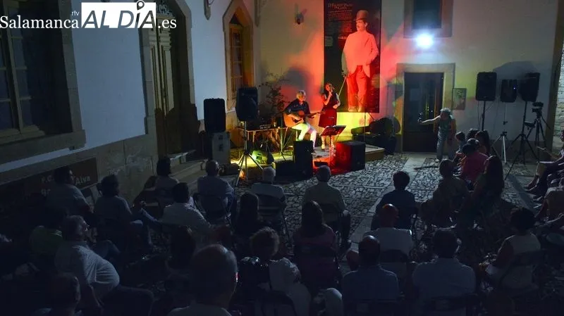 El dúo Mundi y Anache interpretó conocidos temas de música en español