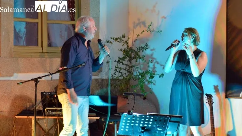 El dúo Mundi y Anache interpretó conocidos temas de música en español