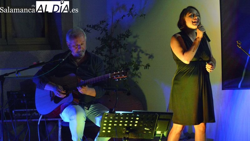 El dúo Mundi y Anache interpretó conocidos temas de música en español