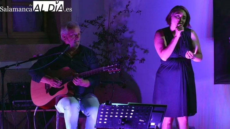 El dúo Mundi y Anache interpretó conocidos temas de música en español