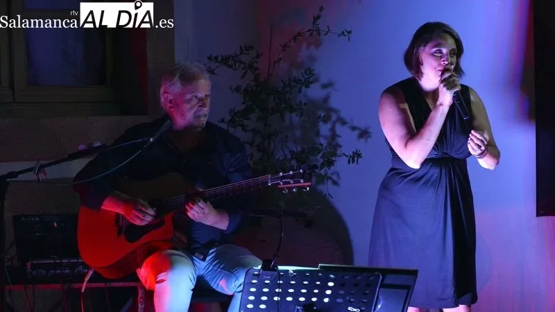 El dúo Mundi y Anache interpretó conocidos temas de música en español
