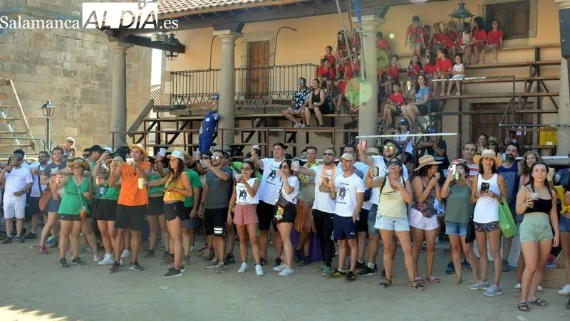 Las Peñas se reunieron en la Plaza para presenciar el pregón y al chupinazo