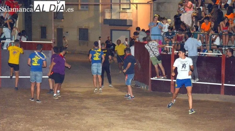 Los aficionados disfrutaron capeando y recortando a las vaquillas