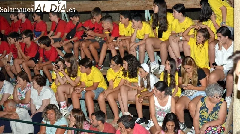 Los aficionados disfrutaron capeando y recortando a las vaquillas
