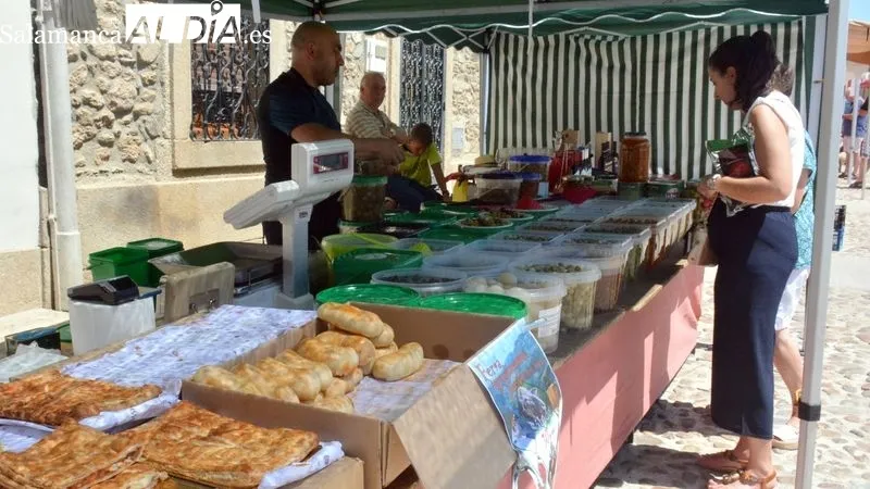 En la recinto ferial se exponían a la venta productos gastronómicos y artesanos