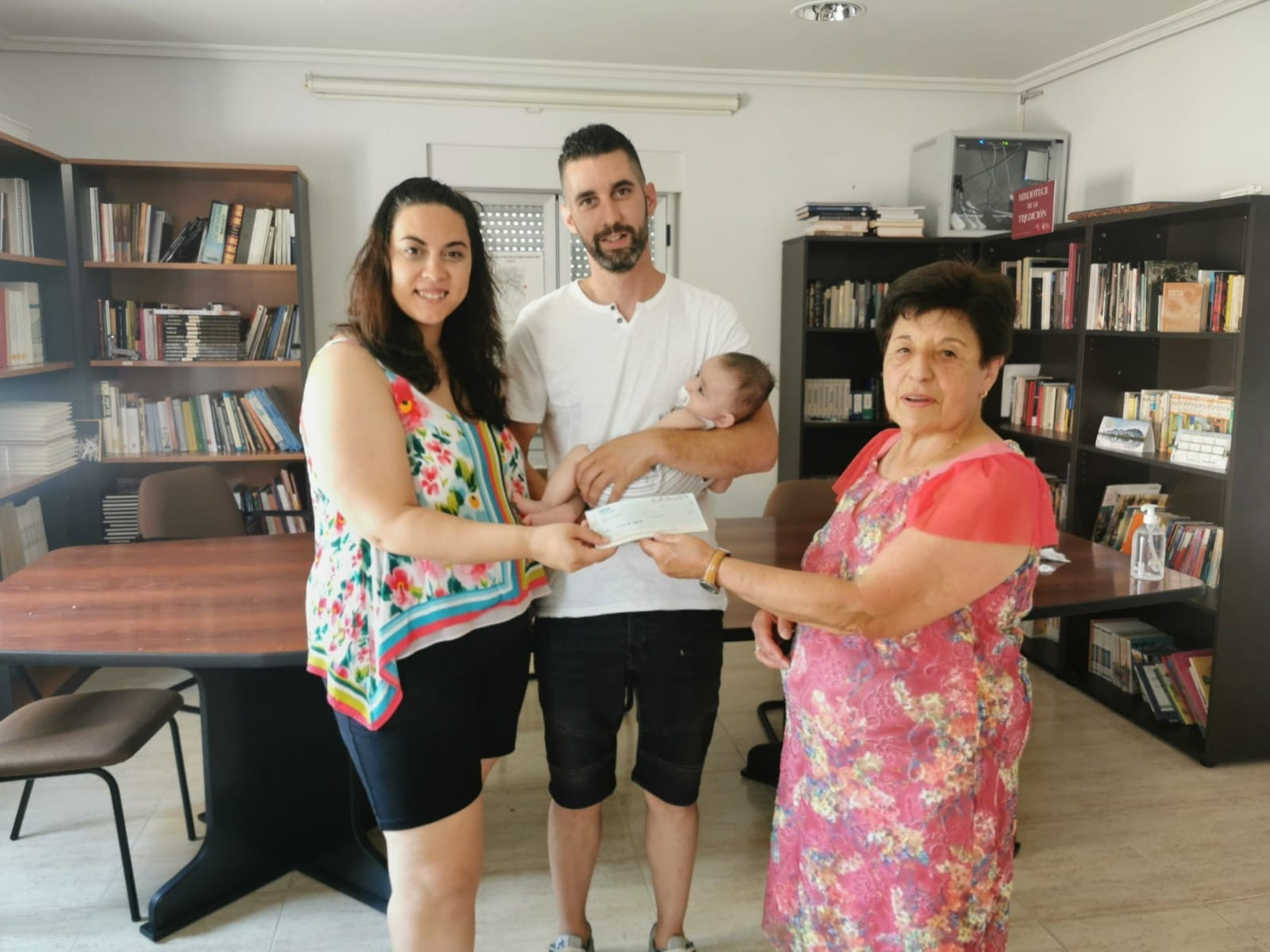 Cristian y Sandra, padres del último recien nacido en El Pedroso, reciben el cheque-bebe del Ayuntamiento