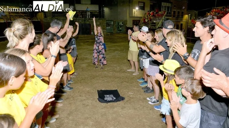 Los aficionados disfrutaron capeando y recortando a las vaquillas