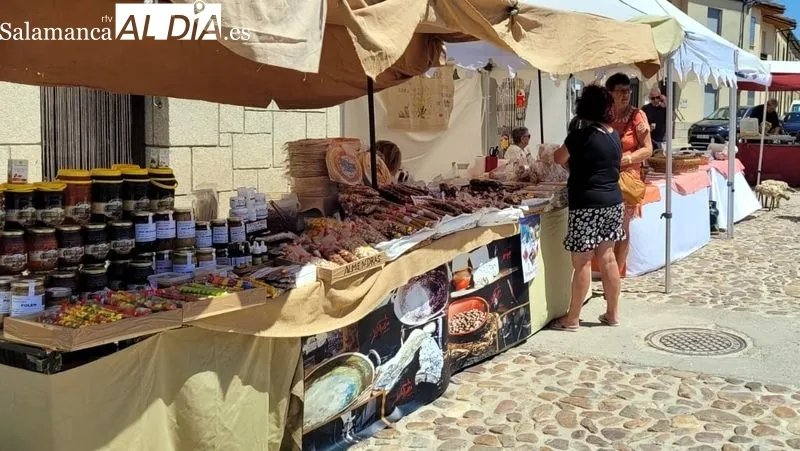 En la recinto ferial se exponían a la venta productos gastronómicos y artesanos