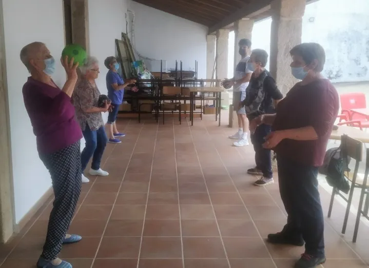 Foto 6 - La Asociaci&oacute;n El Tilero de Navasfr&iacute;as festeja las Bodas de Oro de cuatro matrimonios