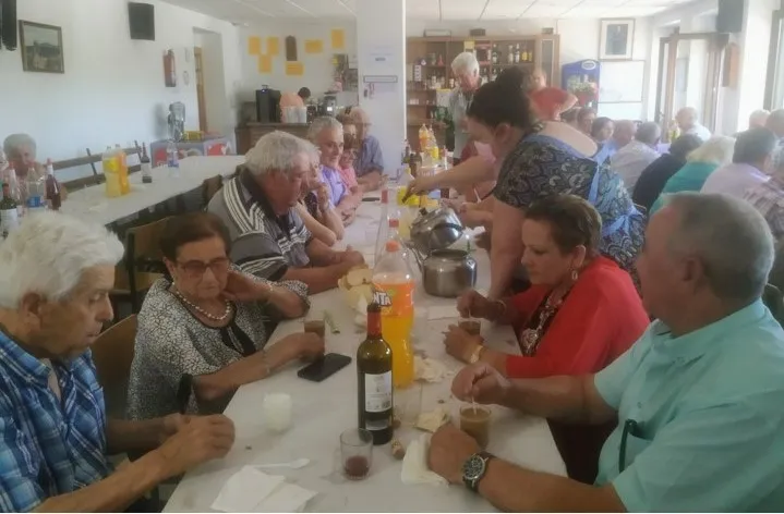 Foto 5 - La Asociaci&oacute;n El Tilero de Navasfr&iacute;as festeja las Bodas de Oro de cuatro matrimonios