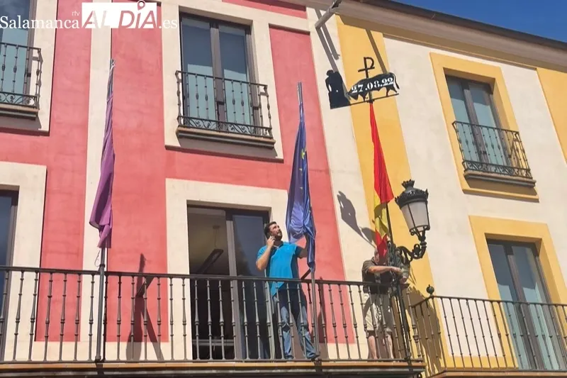 La Mariseca ya luce en el balcòn del Ayuntamiento