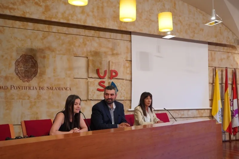 Acto inaugural presidido por el vicerrector de Internacionalización y Estudiantes, Juan Manuel Castro; la coordinadora de Lengua y Cultura Españolas, Cristina García, y la profesora de este mismo servicio, Charo Nevado.