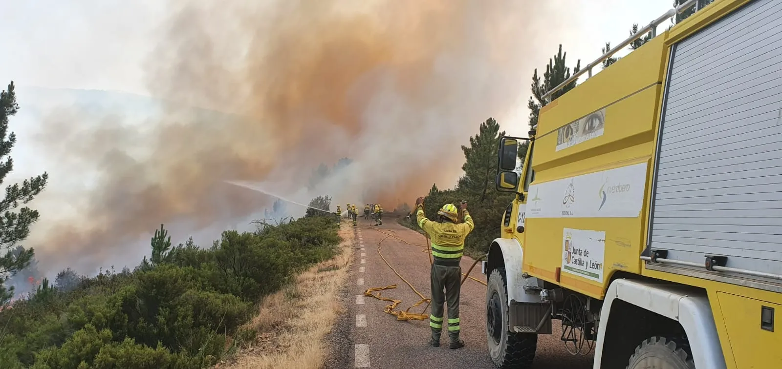 Foto 5 - Empeora durante la tarde el incendio resurgiendo las llamas y expandi&eacute;ndose hacia el este