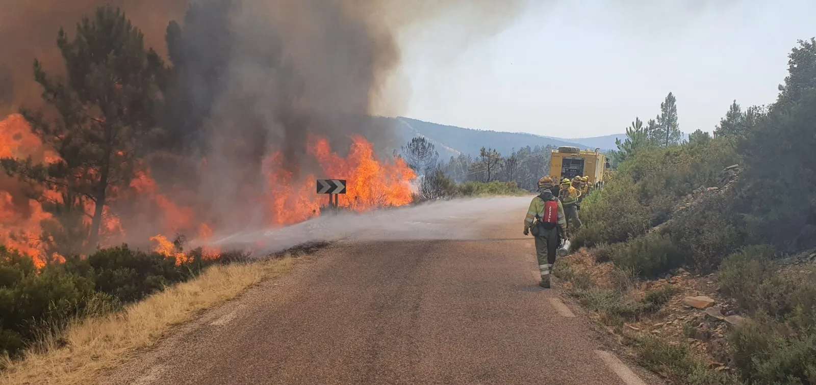 Foto 3 - Empeora durante la tarde el incendio resurgiendo las llamas y expandi&eacute;ndose hacia el este