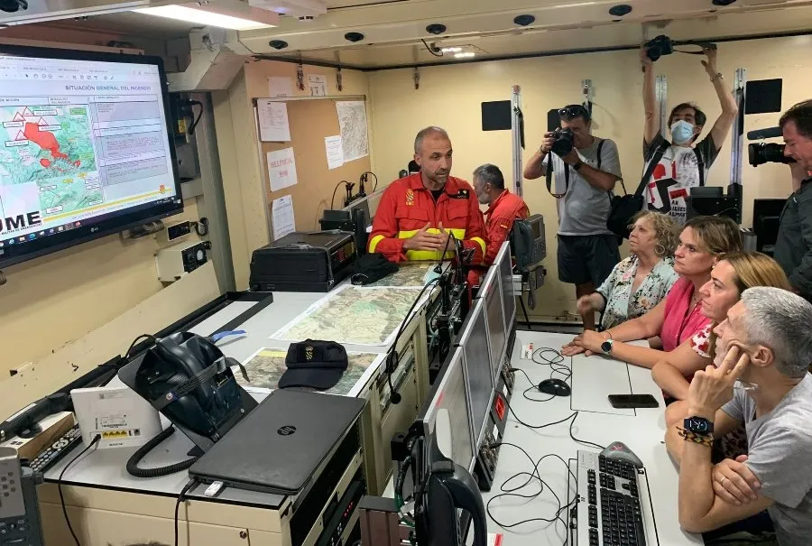 Foto 2 - Grande-Marlaska se acerca al incendio, cuyos trabajos nocturnos han cumplido los objetivos marcados