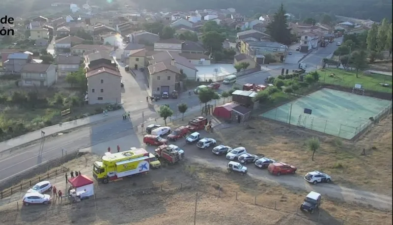 Foto 4 - Grande-Marlaska se acerca al incendio, cuyos trabajos nocturnos han cumplido los objetivos marcados