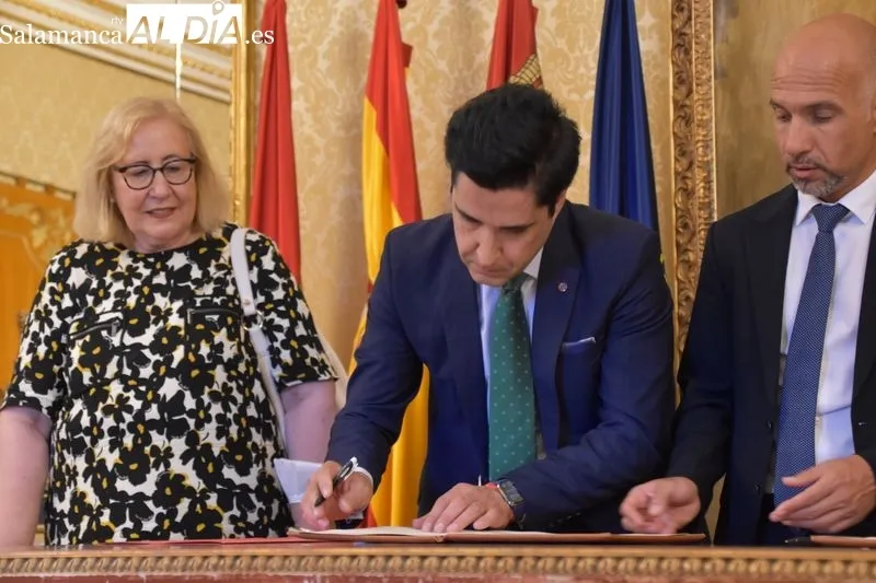 Firma del acuerdo de colaboración en el Ayuntamiento de Salamanca | Fotos: Vanesa Martins
