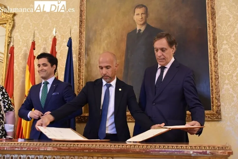 Firma del acuerdo de colaboración en el Ayuntamiento de Salamanca | Fotos: Vanesa Martins