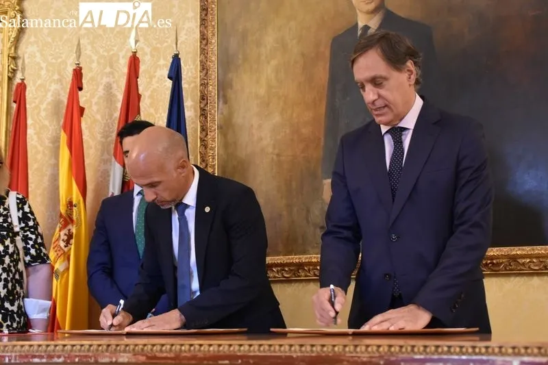 Firma del acuerdo de colaboración en el Ayuntamiento de Salamanca | Fotos: Vanesa Martins