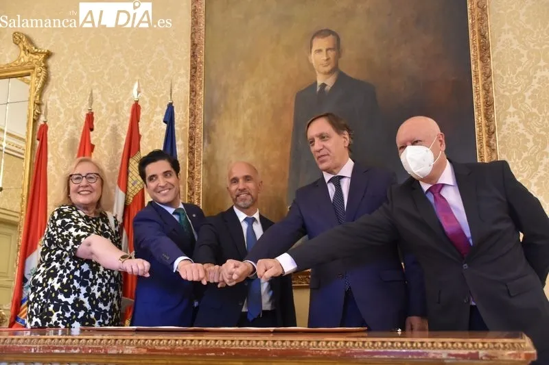 Firma del acuerdo de colaboración en el Ayuntamiento de Salamanca | Fotos: Vanesa Martins
